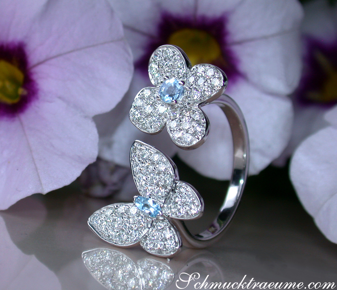 Blumenblätter aus Brillanten auf Schmetterlingsring, Detailaufnahme, blühend.
