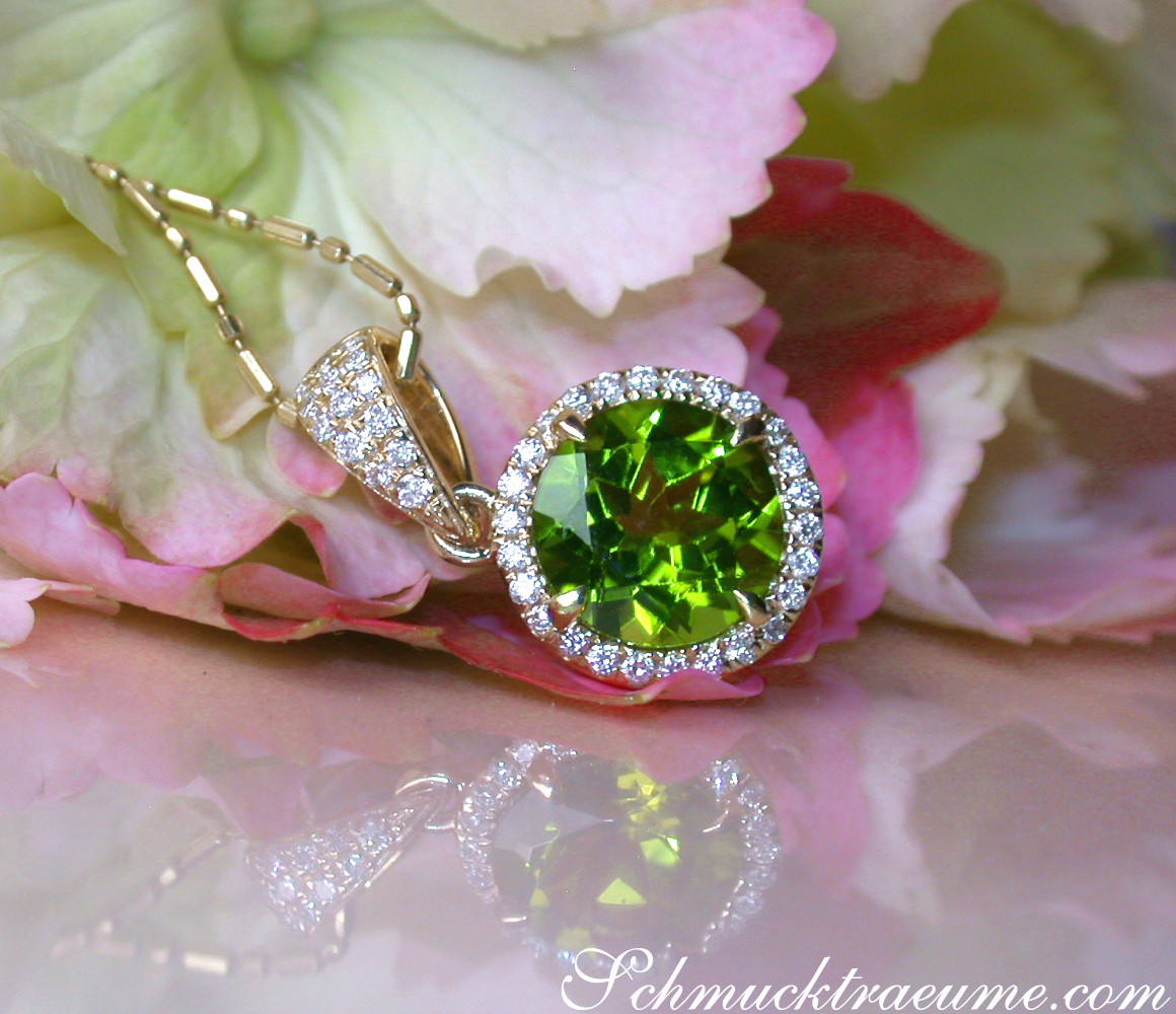 Peridot-Anhänger mit Diamanten auf Rosenblatt, zarte Goldkette, Detailaufnahme