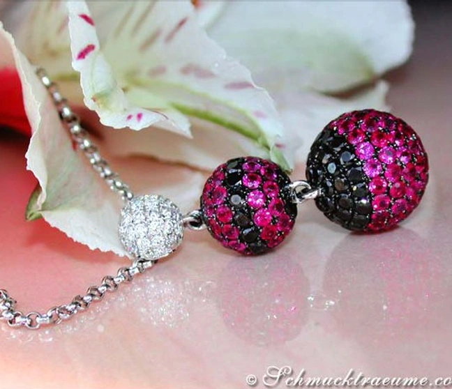 Blumenblätter im Hintergrund, Halskette mit Rubinen, Brillanten & schwarzen Diamanten Blumenblätter im Hintergrund, Halskette mit Rubinen, Brillanten & schwarzen Diamanten