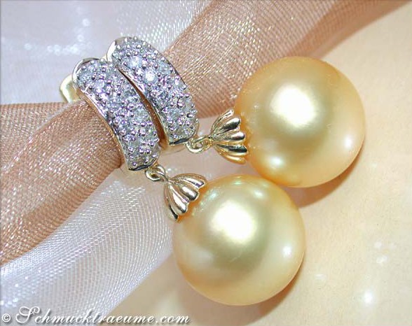 Goldene Südseeperlen-Ohrringe mit Diamanten, sanfte Formen, dezentes Design