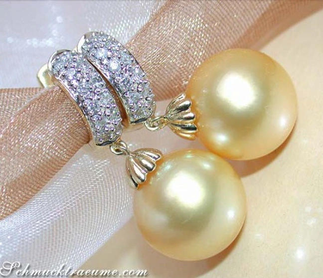 Goldene Südseeperlen-Ohrringe mit Diamanten, sanfte Formen, dezentes Design Goldene Südseeperlen-Ohrringe mit Diamanten, sanfte Formen, dezentes Design