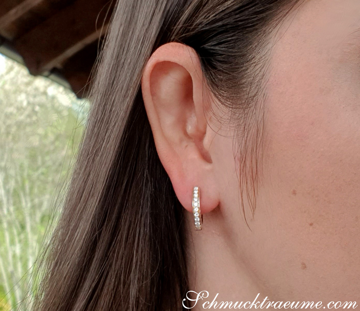 Brillantenohrringe im Kreis-Design aus Gelbgold 750, detailreiches Ohr