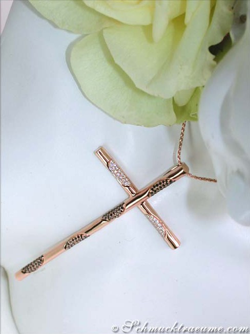 Kreuzanhänger aus Roségold 750 mit Brillanten und schwarzen Diamanten, Detailansicht