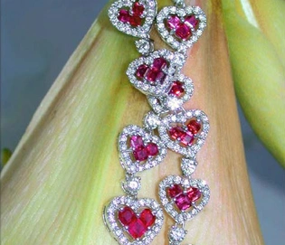 Herzformige Rubin-Ohrgehänge aus Weißgold 750