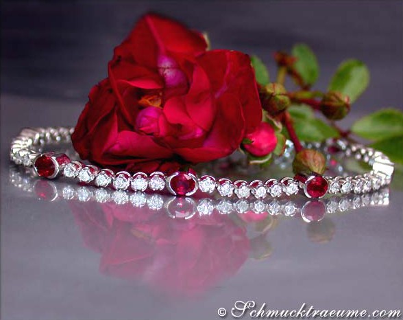 Rubin-Brillanten-Armband mit 4.100 Karat in Weißgold 750, Rosenblüte im Hintergrund
