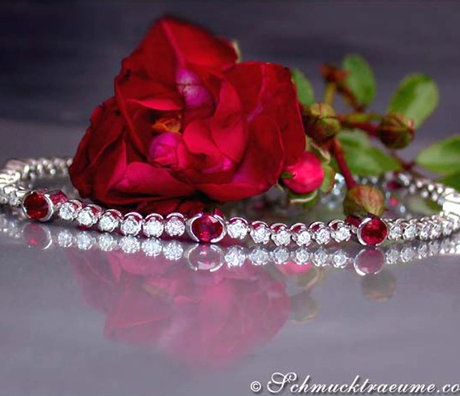 Rubin-Brillanten-Armband mit 4.100 Karat in Weißgold 750, Rosenblüte im Hintergrund Rubin-Brillanten-Armband mit 4.100 Karat in Weißgold 750, Rosenblüte im Hintergrund