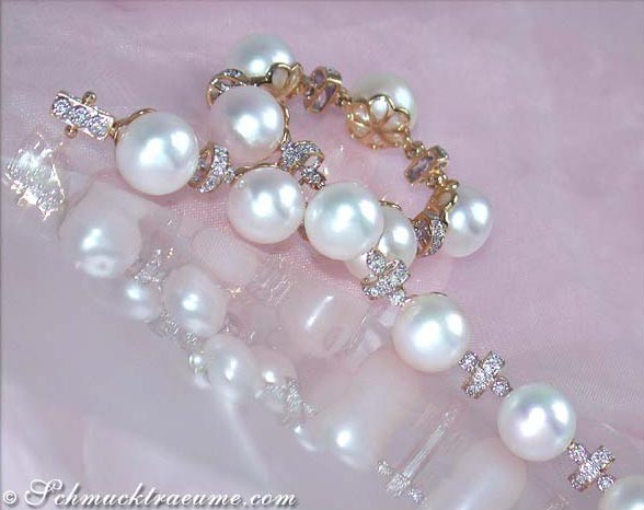 Perlen-Armband in Gelbgold 585 mit Diamanten, Detailaufnahme auf weißem Hintergrund