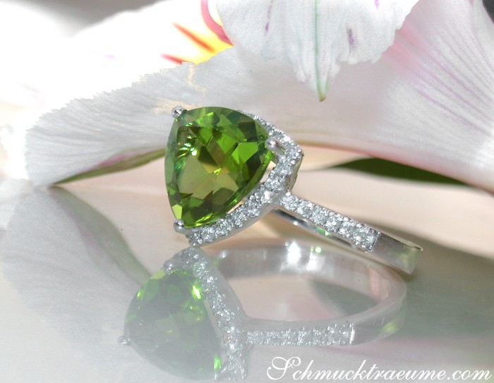 Peridot-Ring mit Brillanten auf Blüte, Detailaufnahme