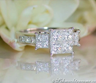 Weißgold-Ring mit Princess-Diamanten, Detailaufnahme, elegant und glänzend
