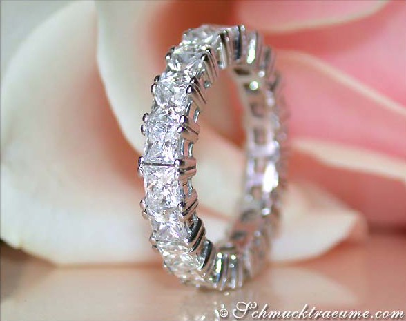 Detailansicht des Hochkarätigen Diamanten Memory Rings mit 20 Princess-Diamanten in Weißgold 750