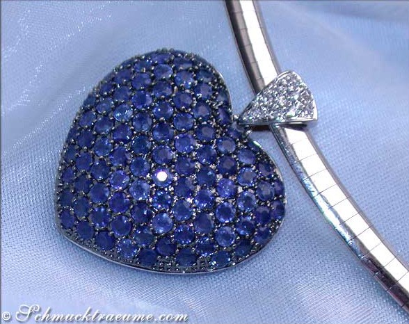 Herzanhänger aus Weißgold 585 mit funkelnden Saphiren