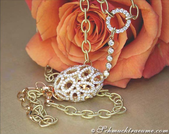 Detailansicht des Extravaganten Brillanten 'Ei' Colliers mit goldenem Anhänger und Perlenkette