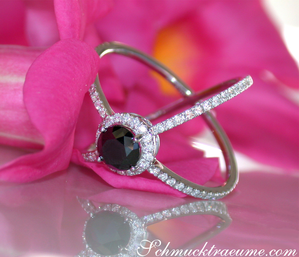 Schwarzer Diamant Solitär-Ring auf rosa Blüte, Detailaufnahme