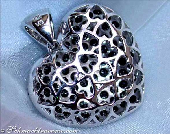 Weißgold 585 Herz-Anhänger mit schwarzen Diamanten, Detailaufnahme