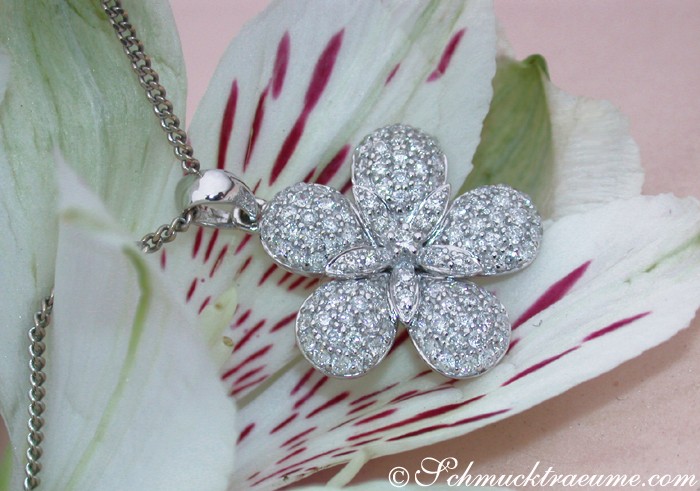 Blumen-Design-Diamant-Anhänger, detailreich, weiches Licht, femininer Charme