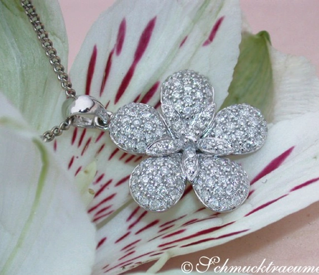 Blumen-Design-Diamant-Anhänger, detailreich, weiches Licht, femininer Charme Blumen-Design-Diamant-Anhänger, detailreich, weiches Licht, femininer Charme