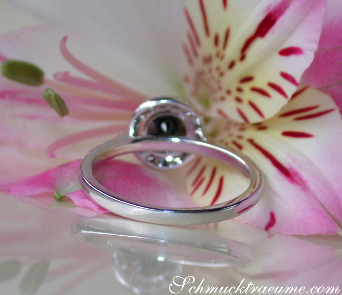 Silberner Ring mit schwarzen Diamanten auf Blüte, Detailaufnahme