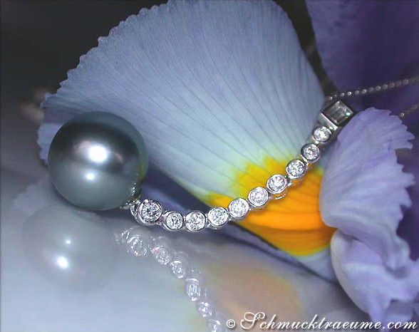 Tahitiperlen-Anhänger mit Brillanten auf Blüte, detailreich, lang, Perlendurchmesser 11-12 mm