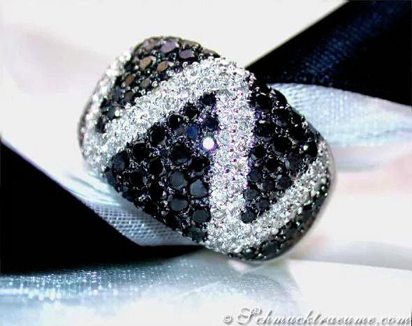 Schwarz-weißer Zick-Zack-Diamantring auf Schleife, Detailansicht.