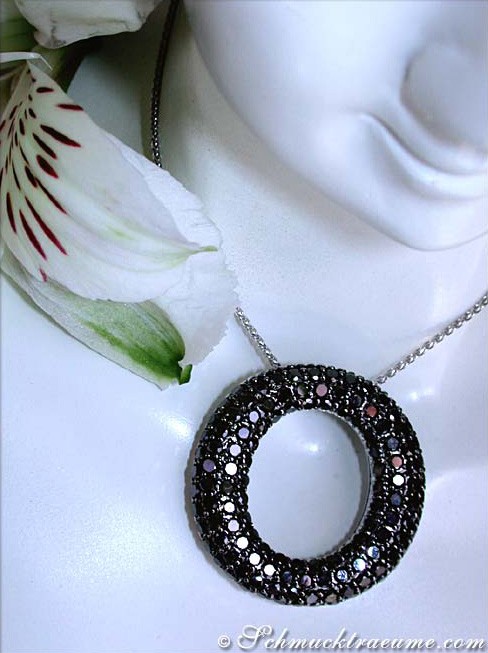 Schwarzer Diamanten Kreisanhänger in Weißgold, Detailaufnahme mit Blume.