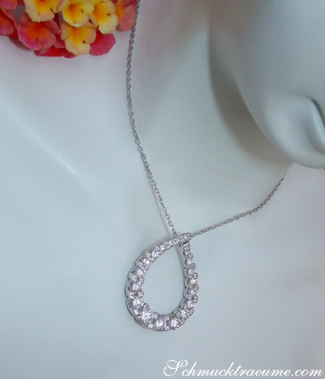 Feiner Diamant-Tropfen-Anhänger mit 1.000 Karat, TW SI, Weißgold 750, getragen auf Mannequin