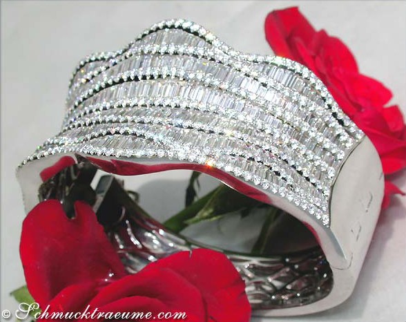 Opulenter Brillantenarmreif in Weißgold 750, Detailansicht mit Rosenblättern