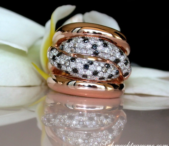 Schlanker Roségold-Ring mit Diamanten und schwarzen Steinen auf Blume Schlanker Roségold-Ring mit Diamanten und schwarzen Steinen auf Blume
