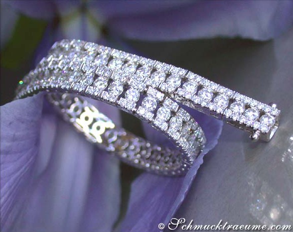 Weißgold-Armband mit 295 Brillanten, Detailaufnahme, auf Blüte liegend