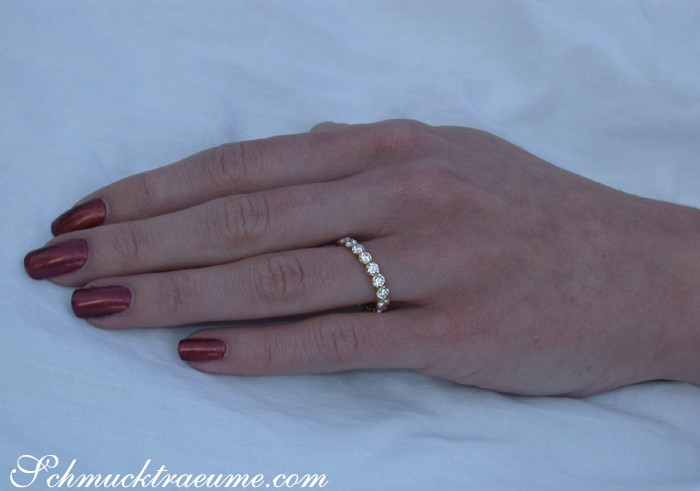 Memory-Ring mit Brillanten auf weißem Hintergrund