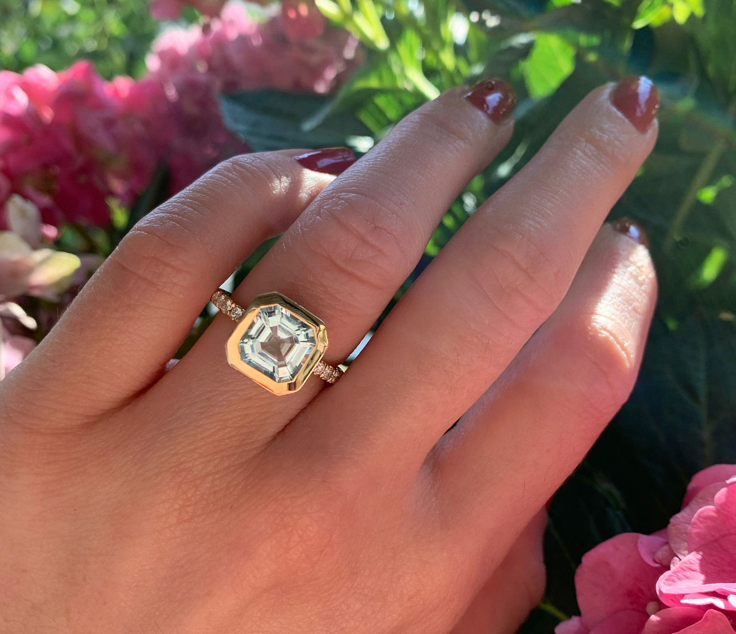 Raffinierter Aquamarin-Ring 585 Gelbgold, detailreiches Design, im Freien mit Blumen im Hintergrund