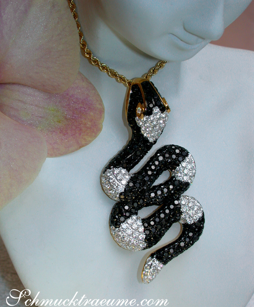 Schlangenanhänger mit schwarzen & weißen Diamanten, Goldkette, Detailaufnahme.