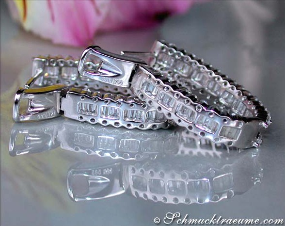 Silberne Creolen mit Baguette- und Brillant-Diamanten auf glänzender Oberfläche