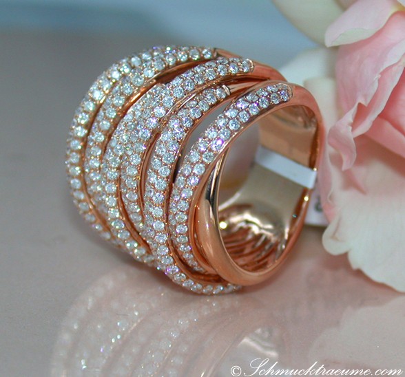 Roségold-Ring mit mehreren Brillanten, Detailaufnahme, elegant.