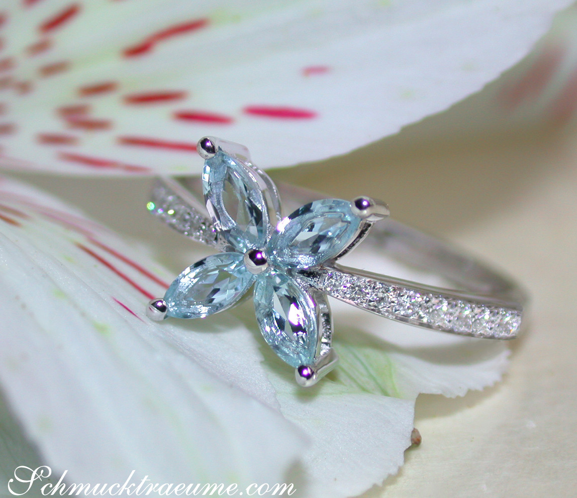 Blütenring aus Weißgold mit Aquamarinen und Diamanten, Detailaufnahme