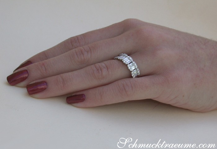 Weißgold 750 Ring mit Baguette-Diamanten, Detailaufnahme auf Hand.
