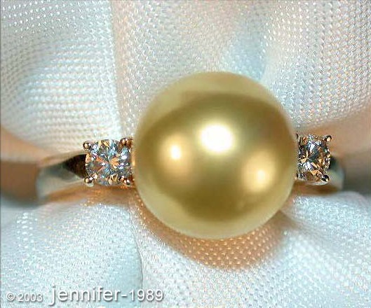 Goldener Süßwasserperlenring mit Diamanten, Detailaufnahme auf weißer Unterlage