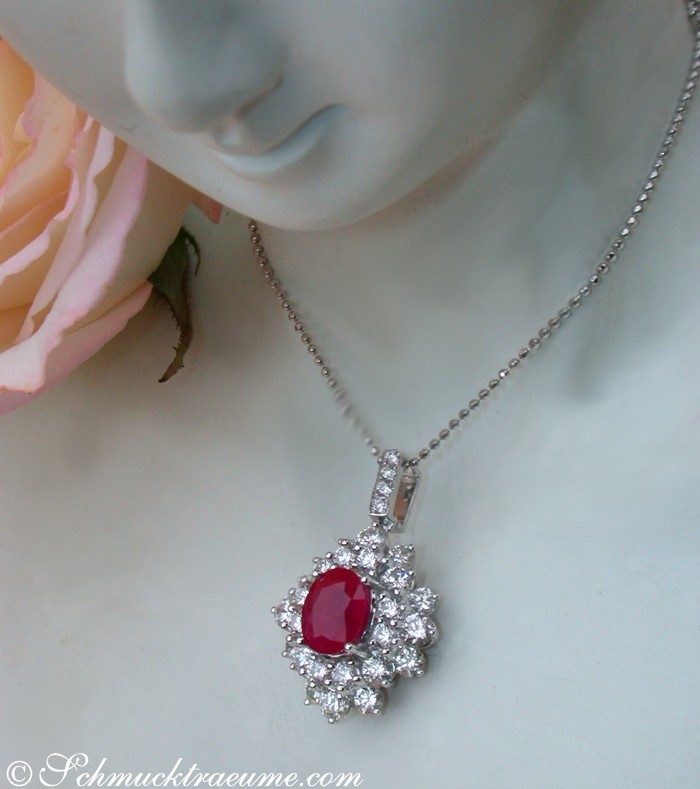 Burma-Rubin-Anhänger mit Brillanten in Weißgold, getragen auf Puppe, Detailaufnahme