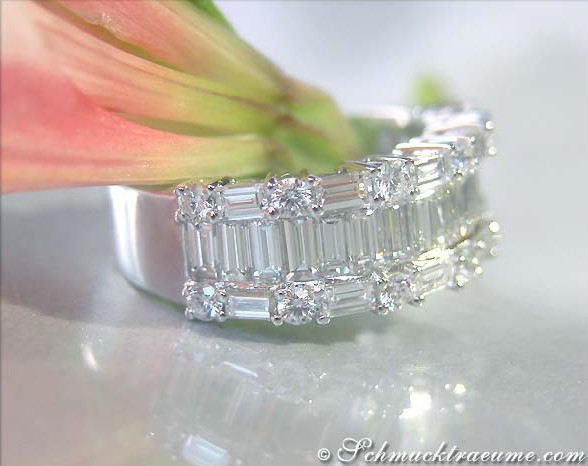 Weißgold 750 Diamantring mit Baguette und Brillanten, Detailaufnahme