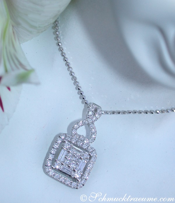 Weißgold-Anhänger mit Diamanten, Detailaufnahme, elegant getragen.