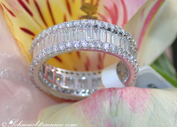 Blumenhintergrund mit Diamantenring im Brillant- & Baguette-Schliff