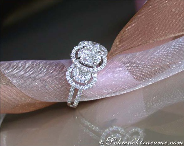 Illusion-Diamantring auf zartem Seidenband, Detailaufnahme, Weißgold 750