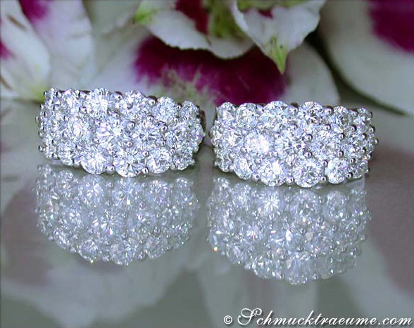 Weißgold 750 Ohrringe mit 38 Brillanten, Detailaufnahme, reflektierendes Hintergrundblütenmotiv