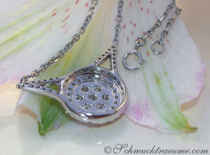 Weißgold-Halskette mit Diamantanhänger auf Blütenblatt, Detailaufnahme