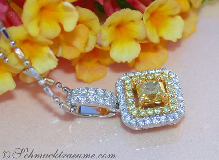 Erlesener Brillanten-Anhänger mit gelben Diamanten, Detailaufnahme, Weißgold 750, prächtig gestaltet