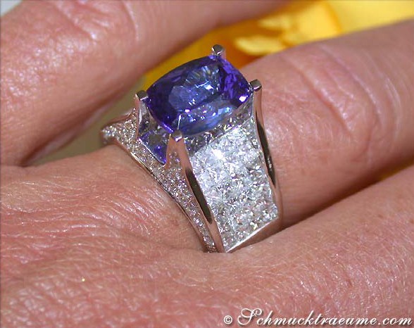 Weißgold-Tansanit-Ring mit Princess-Brillanten, Detailaufnahme auf Finger.