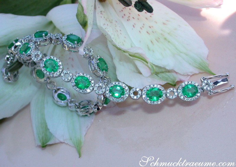Weißgold Armband mit Smaragden und Brillanten, detailreich, auf Blütenblatt gelegt