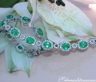Weißgold Armband mit Smaragden und Brillanten, detailreich, auf Blütenblatt gelegt