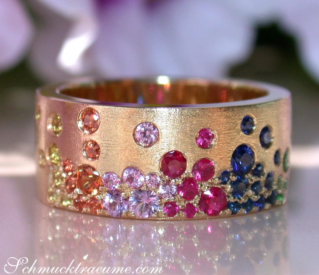 Goldener Ring mit farbenfrohen Saphiren und Rubinen Goldener Ring mit farbenfrohen Saphiren und Rubinen