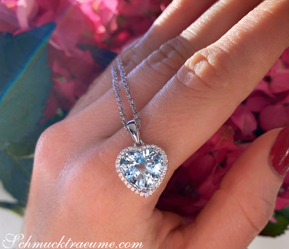 Herz-Anhänger mit Aquamarin und Diamanten auf Kette getragen