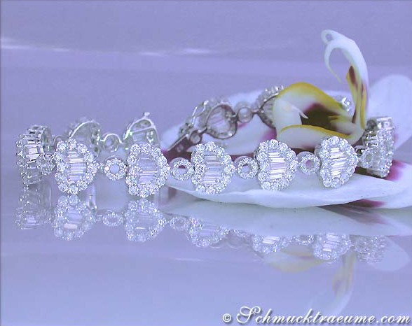 Glänzende Diamant-Herz-Armbanddetail auf weißem Hintergrund